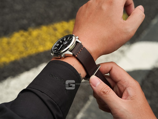 CASIO EDIFICE ECB-30D-1A ( Lên dây da bò  nâu Vintage )